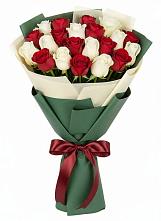 Букет Микс из красных и белых роз в Угре
