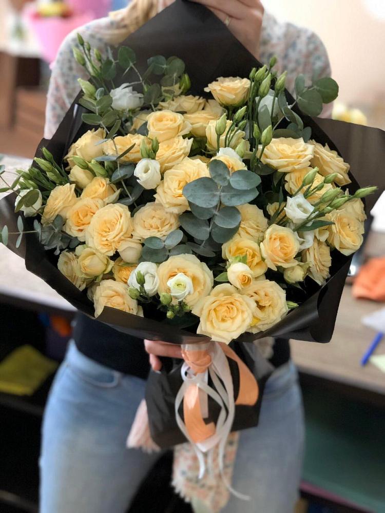 Букет цветов из: Розы и Лизиантусы в Угре