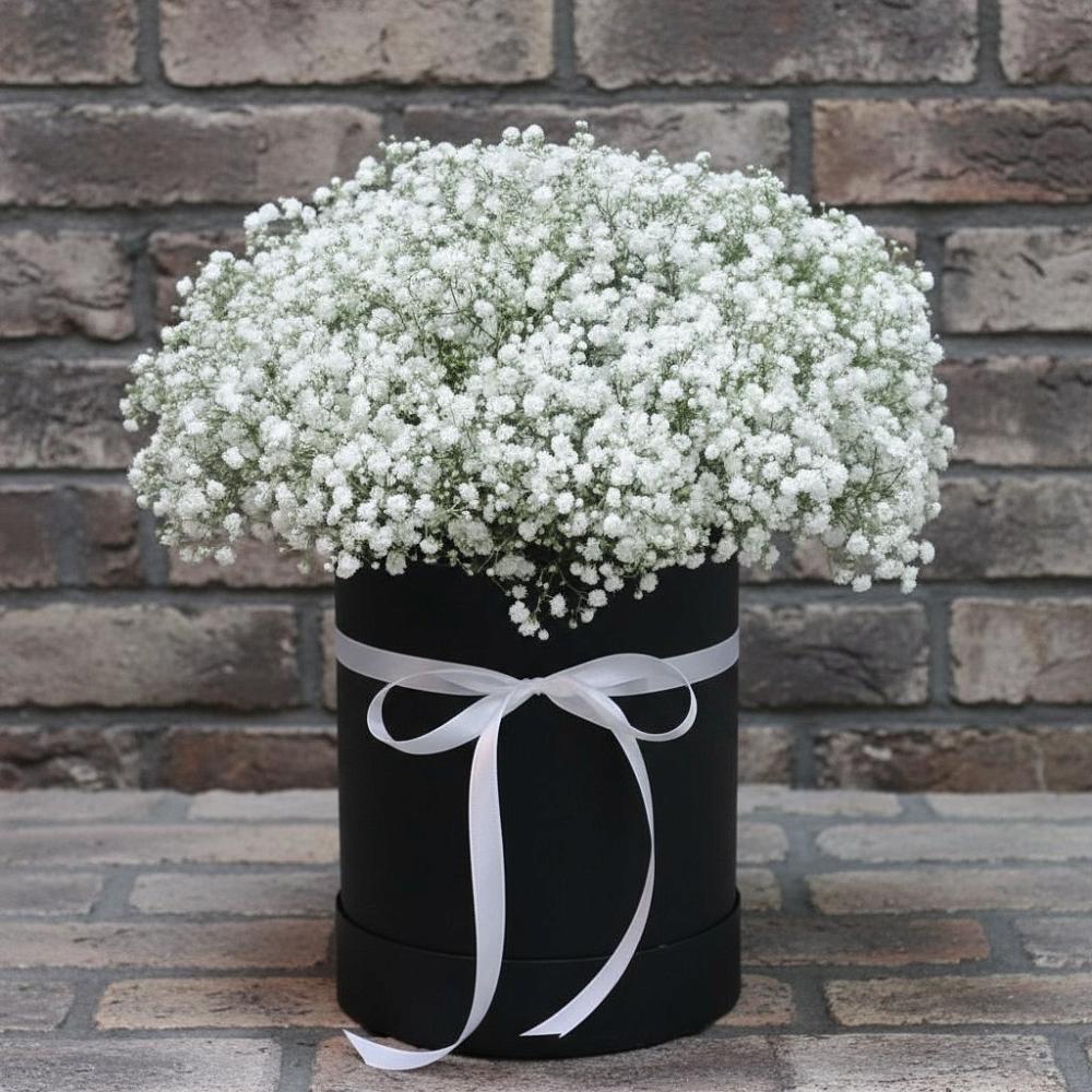 Цветочная композиция из Гипсофила в шляпной коробке в Угре