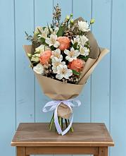 Букет цветов из:  Альстромерии, Лизиантусы, Розы и Хризантемы в Угре