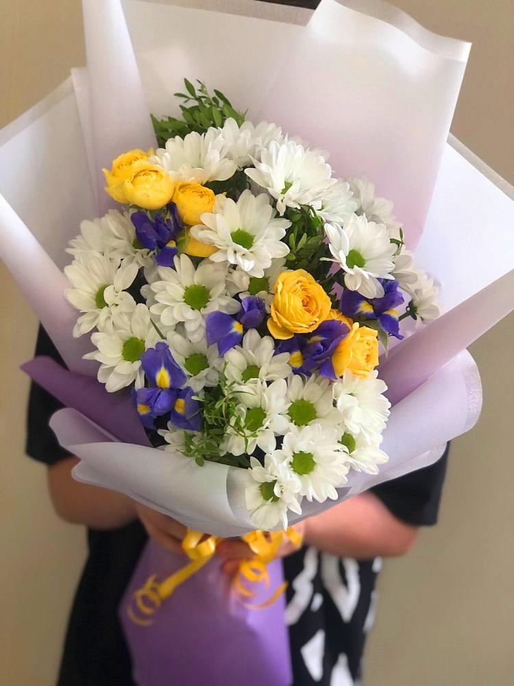 Букет цветов из: Ирисы, Хризантемы и Розы в Угре