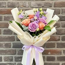 Букет цветов из:  Лизиантусы и Розы в Угре