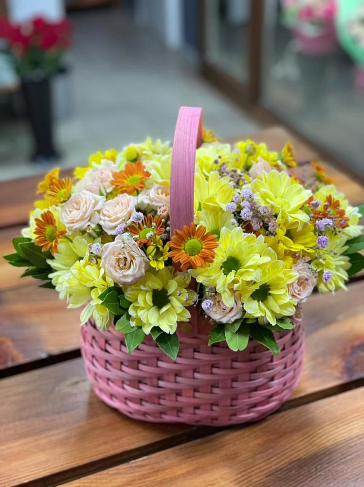Цветочная композиция из Хризантемы и Розы в корзине в Угре