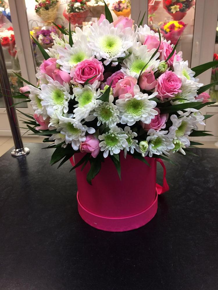 Цветочная композиция из Розы и Хризантемы в шляпной коробке в Угре