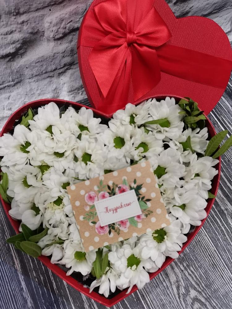 Цветочная композиция из Хризантемы в виде сердца в Угре
