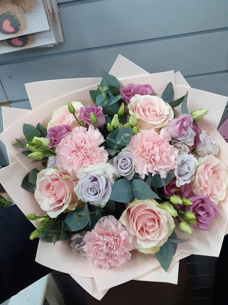 Букет цветов из: Розы, Гвоздики и Лизиантусы в Угре