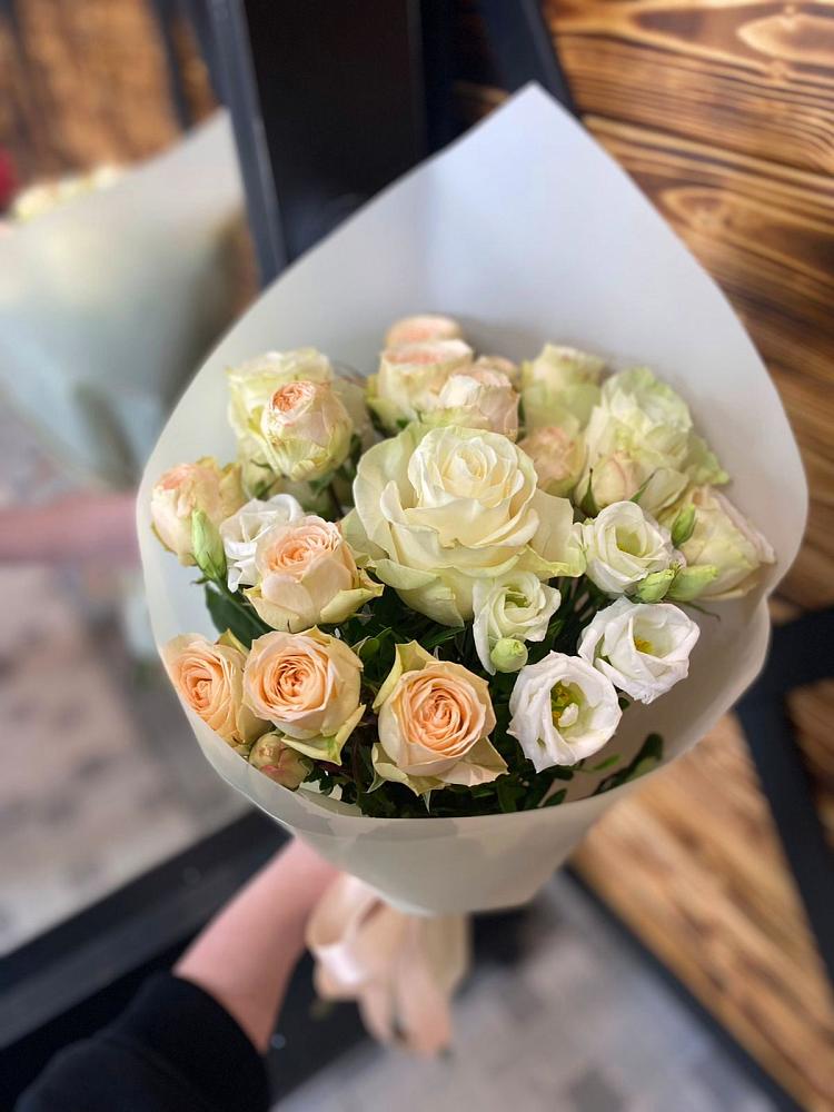 Букет цветов из: Розы и Лизиантусы в Угре